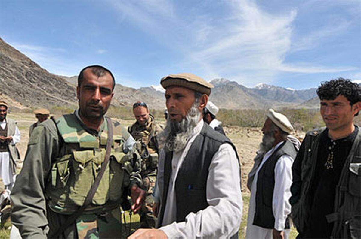 Maliik (Village Mullah) Alisay Ismail, mit einem Afghan Intelligence Service Mann.