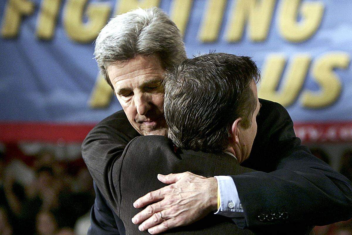 Auch politisch setzt sich Michael J. Fox ein: Als bekennender Anhänger der Demokraten unterstützt er immer wieder deren Kandidaten. Im Bild: Fox mit dem damaligen US-Präsidentschaftskandidaten John Kerry (2004).