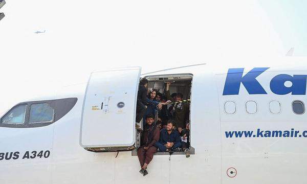 Auf einem anderen Video soll zu sehen sein, wie Dutzende Menschen am Flughafen Kabul neben einer rollenden US-Militärmaschine laufen. Einige klettern auf das Flugzeug und klammern sich fest. (Im Bild ist eine zivile Maschine einer afghanischen Airline zu sehen).
