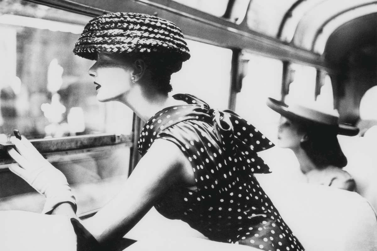 Lillian Bassman: „More Fashion Mileage per Dress, Barbara Vaughn“, Kleid von Ficol, New York 1956, neu interpretiert 1994.
