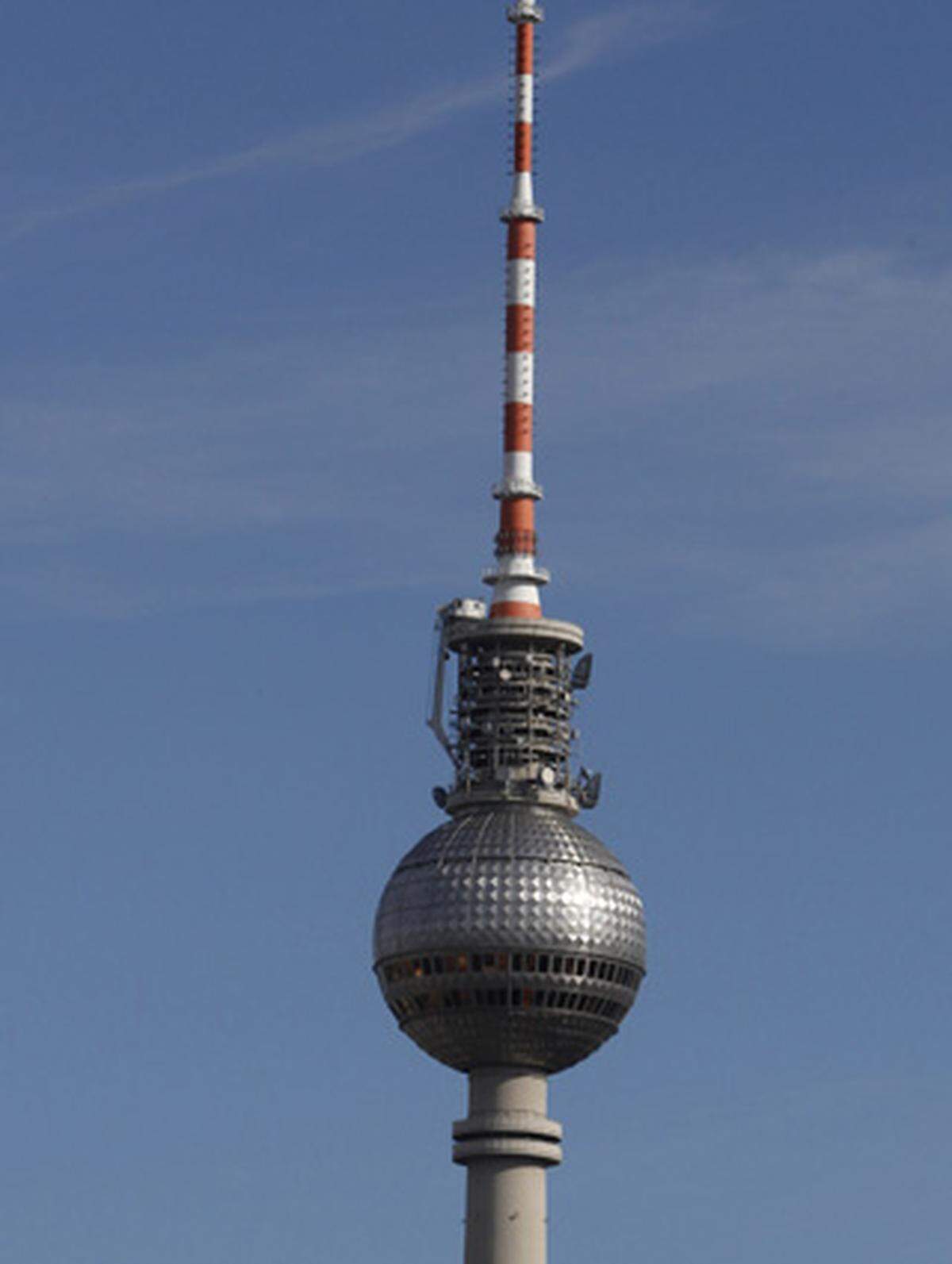 Der sozialitische Parteichef Walter Ulbricht traf am 22. September 1964 vor einem Modell der Stadt höchstpersönlich die Wahl des Standorts in seiner unnachahmlichen Weise mit den Worten: "Nu, Genossen, da sieht man's ganz genau: Da gehört er hin." Heute ist der Berliner Fernsehturm Symbol für die ganze Stadt.