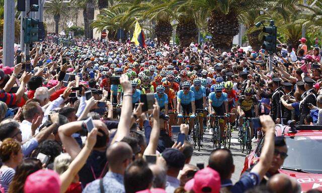 Zahlreiche Fans fanden sich zum Giro-Start in Sardinien ein und verabschiedeten die Profis auf die 3615 Kilometer lange Reise.