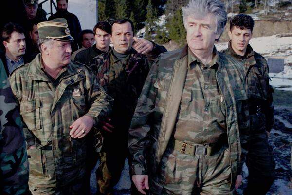 Im Bosnien-Krieg (1992 bis 1995) kommandierte Mladić die bosnischen Serben. Seine militärischen Aktionen in Bosnien hat er mit dem damaligen serbischen Präsidenten Radovan Karadžić (rechts im Bild) abgestimmt. Karadžić wurde 2008 gefasst, derzeit wird ihm in Den Haag der Prozess gemacht.