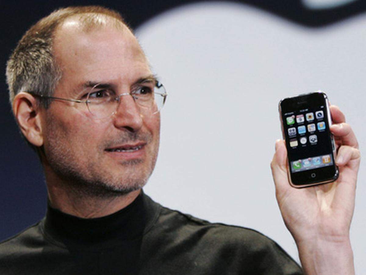 Für internationales Flair sorgt Apple-Chef Steve Jobs. Sein Unternehmen hat in neue iPhones eine sogenannte "Backdoor" eingebaut. Geräte, die später für alle Netze entsperrt wurden, konnten via Fernzugriff von Apple deaktiviert werden - auch, wenn sie schon vollständig bezahlt waren.