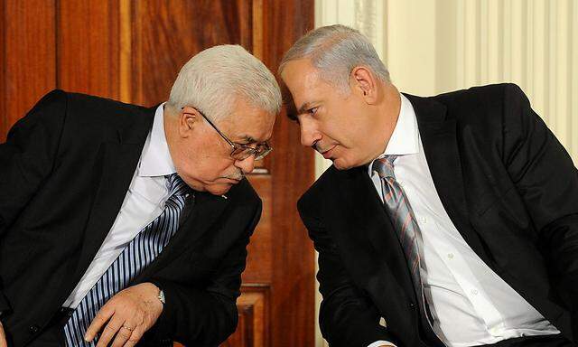 So nahe kamen sie einander selten: PLO-Chef Abbas (l.) und Israels Premier Netanyahu bei einem Treffen 2010