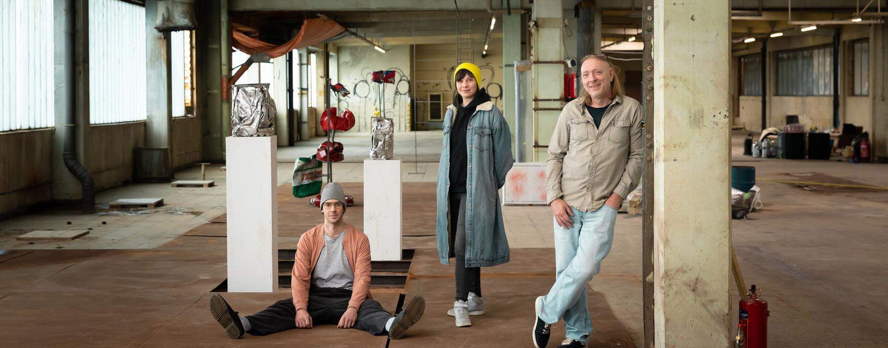 Bisher ungeahnte Größe für Wiens Off-Kunst-Szene: Gert Resinger, Anny Wass und Andrew Stix in dem von ihnen bespielten „Hotel Kunst“ in der alten Gebe-Fabrik.