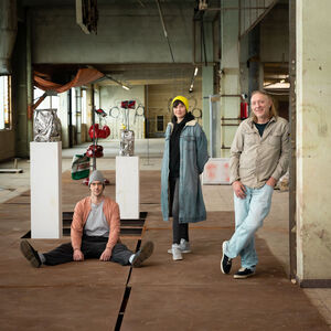 Bisher ungeahnte Größe für Wiens Off-Kunst-Szene: Gert Resinger, Anny Wass und Andrew Stix in dem von ihnen bespielten „Hotel Kunst“ in der alten Gebe-Fabrik.