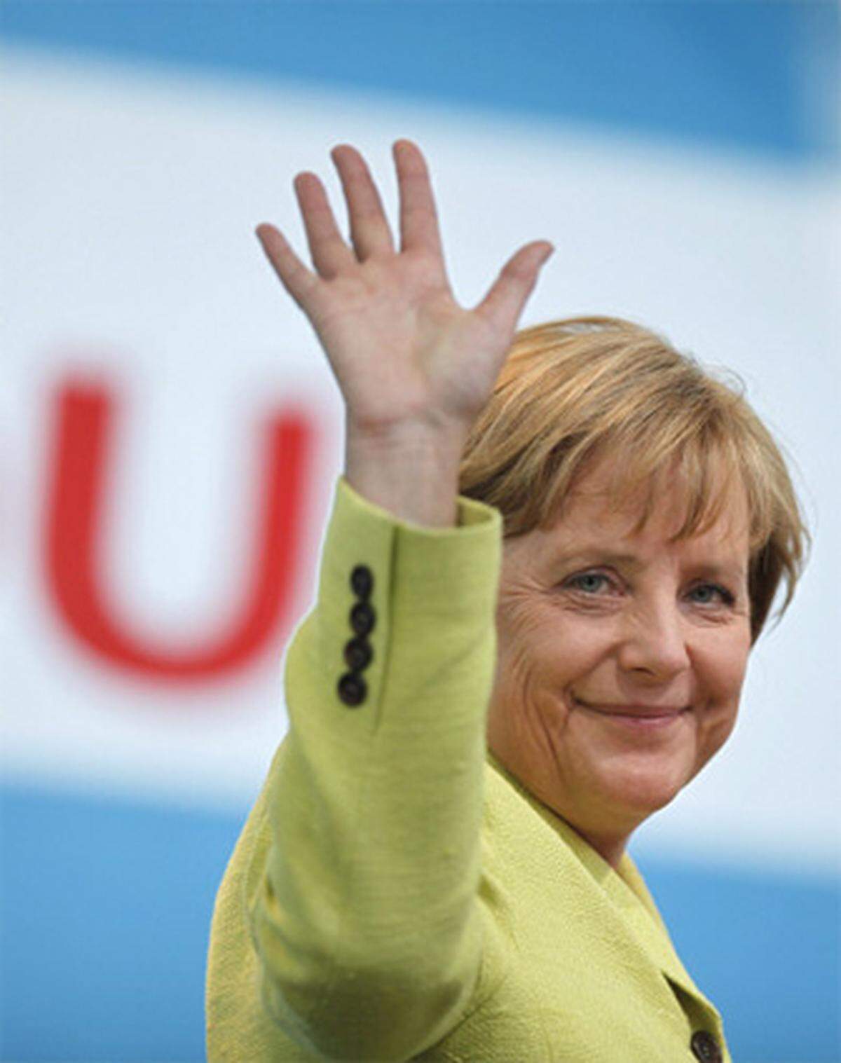 Angela Merkel beherrschte im Wahlkampf die Szene. Egal, wo sie auftrat. Bei der Wirtschaft, in Talk-Shows und in den Runden ihrer Partei erst recht. Die erste Ostdeutsche, die erste Frau im Amt hat mittlerweile ihren eigenen Regierungsstil entwickelt, der sich gegen Ende der Legislaturperiode noch deutlicher von dem ihrer Vorgänger Gerhard Schröder und Helmut Kohl unterscheidet.