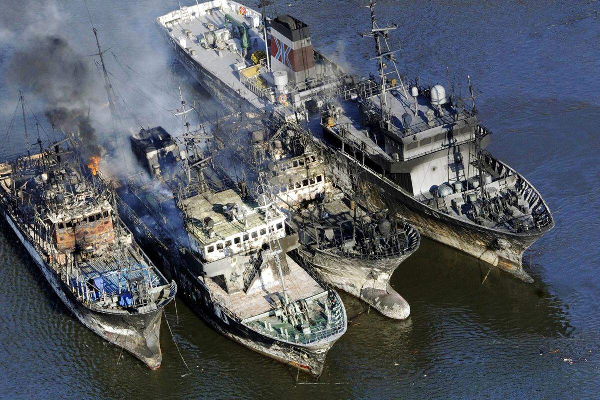 In der Bucht von Kesennuma liegen ausgebrannte Schiffe.