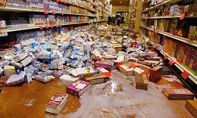 In den Supermärkten fielen die Lebensmittel aus den Regalen.