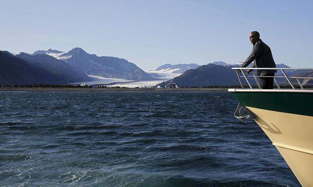 Archivbild vom damaligen US-Präsidenten Barack Obama bei einer Schiffsfahrt im Kenai Fjords Nationalpark in Alaska im September 2015.