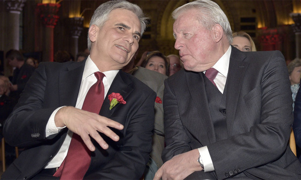 Kanzler Faymann mit Altkanzler Vranitzky.