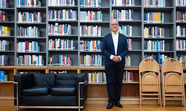 „Europa kann nicht so tun, als wäre es allein auf der Welt.“ Der Politologe Ivan Vejvoda in der Bibliothek des Wiener Instituts für die Wissenschaft vom Menschen (IWM), das er interimistisch leitet. 