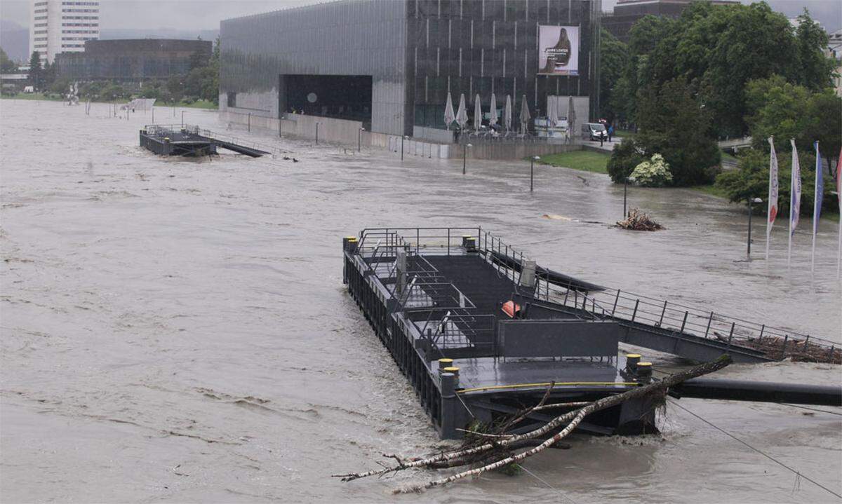 In Linz trat die Donau über die Ufer - das Museum Lentos wurde so zum Museumsschiff.