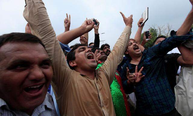 Opponents of Pakistan's Prime Minister Nawaz Sharif shout slogans after the Supreme Court's decision to disqualify Sharif, in Islamabad