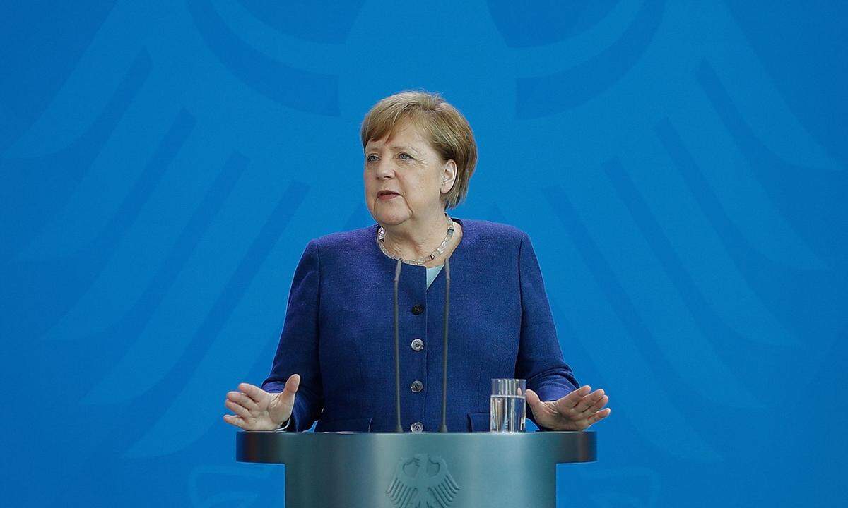 Seit mittlerweile 15 Jahren steht Merkel an der Spitze des größten EU-Mitglieds. Die Physikerin aus Ostdeutschland hat alle Krisen des vergangenen Jahrzehnts miterlebt und die Reaktion der EU maßgeblich geprägt. Dass Griechenland nach wie vor Mitglied der Eurozone ist und dass die Türkei die Grenze zu Griechenland für Flüchtlinge und Migranten geschlossen hält, geht auf Entscheidungen der deutschen Regierungschefin zurück. Der deutsche Ratsvorsitz im zweiten Halbjahr 2020 hätte eigentlich Merkels Abtritt von der Bühne einleiten sollen. Stattdessen muss die Kanzlerin die größte Krise in der Geschichte der Union managen: Corona.