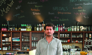 Mehmet Gayir in seinem Wiener Café Merkur - immer noch ein Klassiker unter den Studentenlokalen der Stadt.