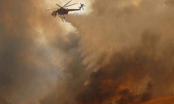 Mehr als 400 Feuerwehrleute kämpfen gegen die Flammen. Dazu kommen nach Angaben von CNN etwa 4.000 Ersthelfer, Freiwillige und Militärs.      