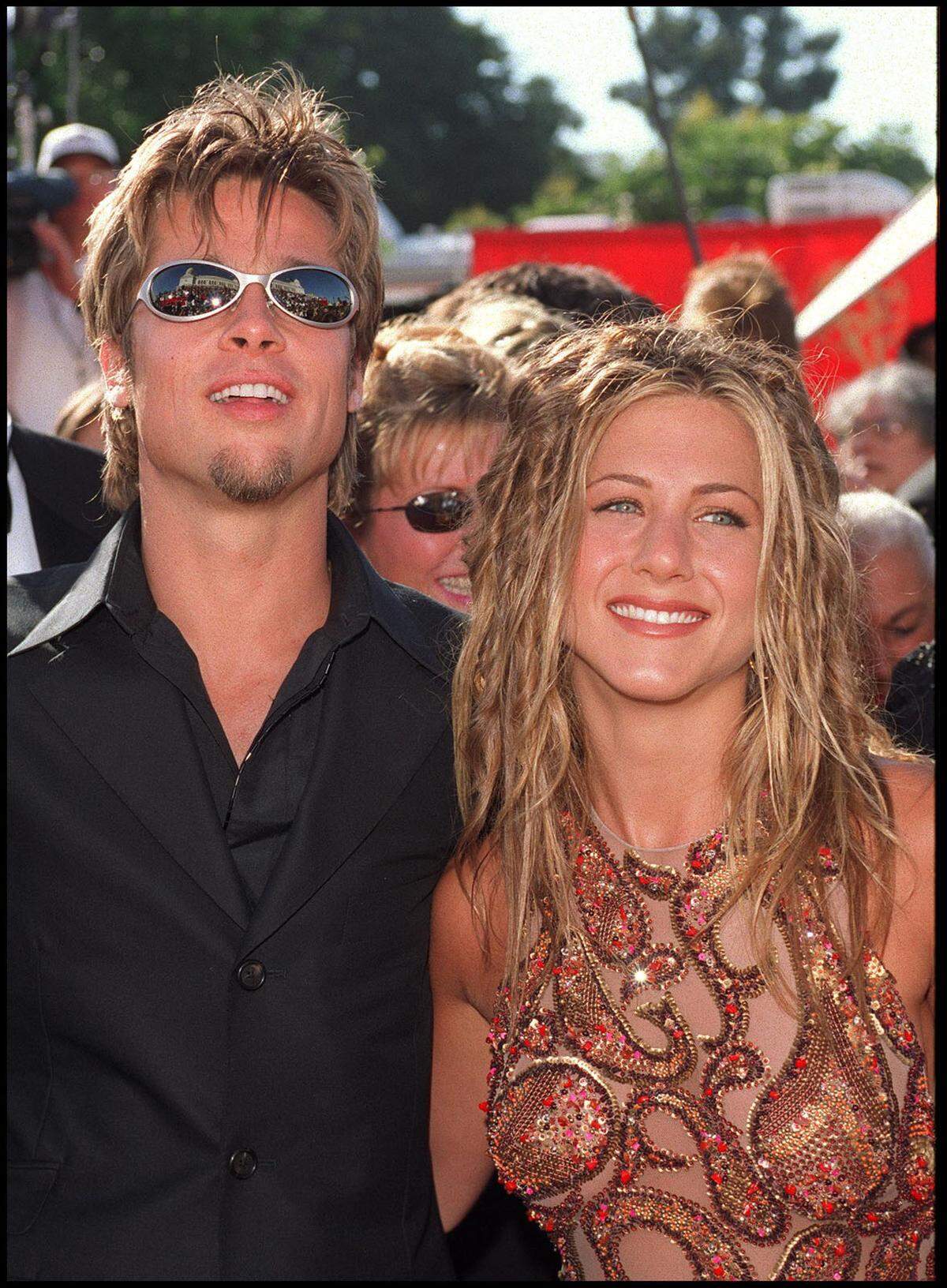Mit Jennifer Aniston war der heute 54-Jährige von 2000 bis 2004 verheiratet. Den Wuschel-Look präsentierten die Beiden hier ...
