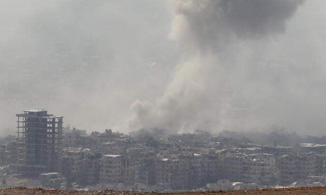 Rauchwolken über der schwer umkämpften Stadt Duma im Umland von Damaskus.