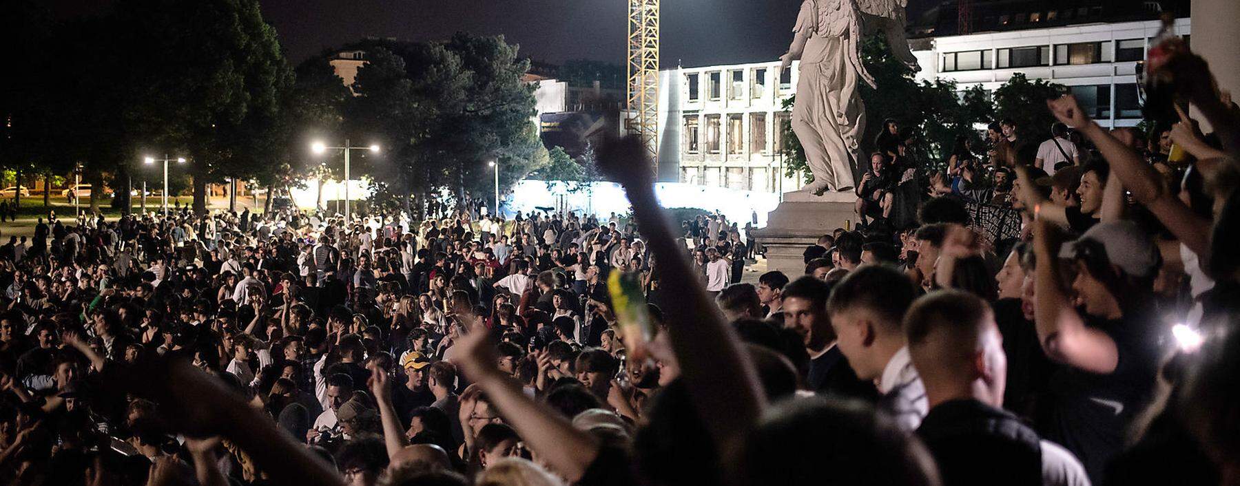 Ausgelassen wurde am ersten Juni-Wochenende am Karlsplatz gefeiert. Bis die Polizei kam.