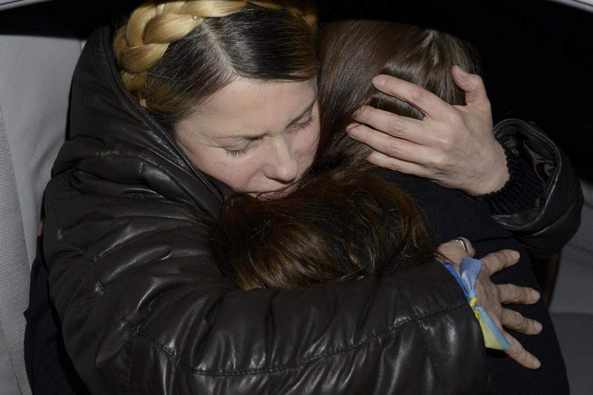 Großes Wiedersehen: Nach der Ankunft in der ukrainischen Hauptstadt liegen sich Julia und Tochter Jewgenija Timoschenko in den Armen.
