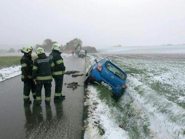 Auch im Burgenland gab es viele Rettungseinsätze. Im Bild eine Unfallstelle bei Oberwart.