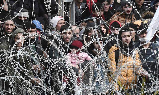 Flüchtlinge an der abgeriegelten Grenze nahe Kastanies.