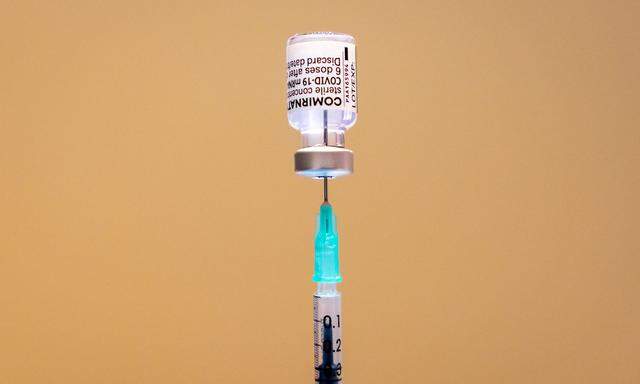 Symbolbild: Biontech/Pfizer Impfstoff-Ampulle