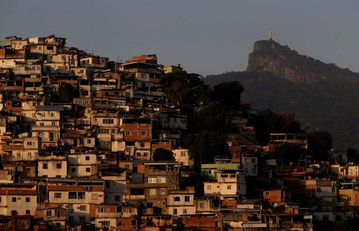 Abseits der Zuckhutseiten. In Rio gibt es über 1000 Slums, die sogenannten Favelas, in denen fast ein Viertel der Cariocas, der Einheimischen leben. Die ersten Favelas entstanden im Zuge der Sklavenbefreiung 1888 aufgrund des danach einsetzenden großen Zustroms in die Städte und haben sich seitdem stetig ausgebreitet.