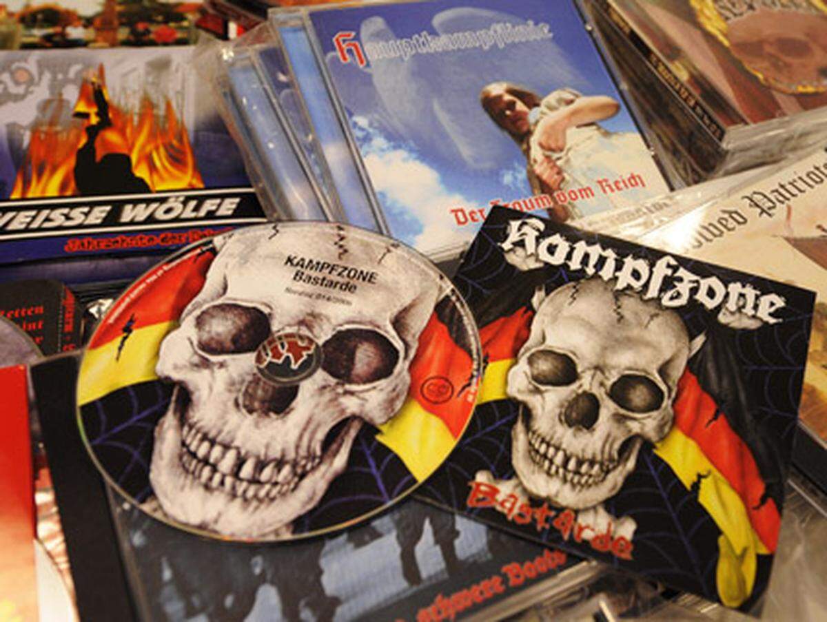 Metal, Rechtsrock und neonazistische Liedermacher sind in rechtsextemen Kreisen beliebt. Bei Bands wie "Landser", "Kampfzone", "Hassgesang", "Sturmwehr" oder "White Aryan Rebels" ist die Zuordnung zur Szene klar.
