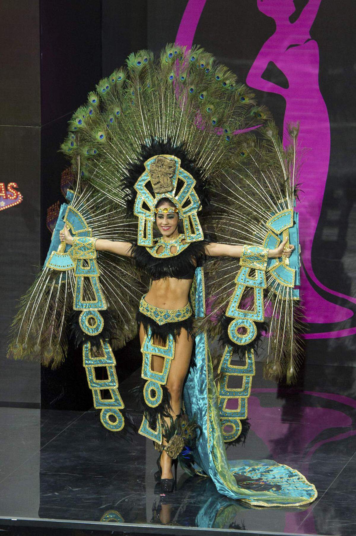 Alles, nur nicht langweilig. Auffallen um jeden Preis lautete das Motto des Kostümwettbewerbes im Zuge der Miss Universe Wahl in Moskau. Diana Schoutsen, Miss Honduras 2013, schmückte sich mit fremden Federn.