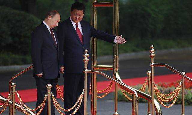 Wladimir Putin wird von Xi Jinping empfangen.