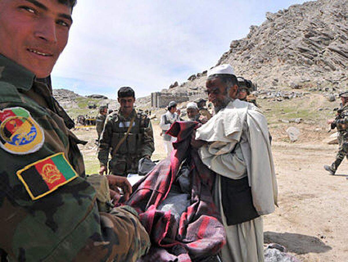 Die afghanische Armee beim Verteilen von Hilfsgütern in Sultankhel, Provinz Kapisa.