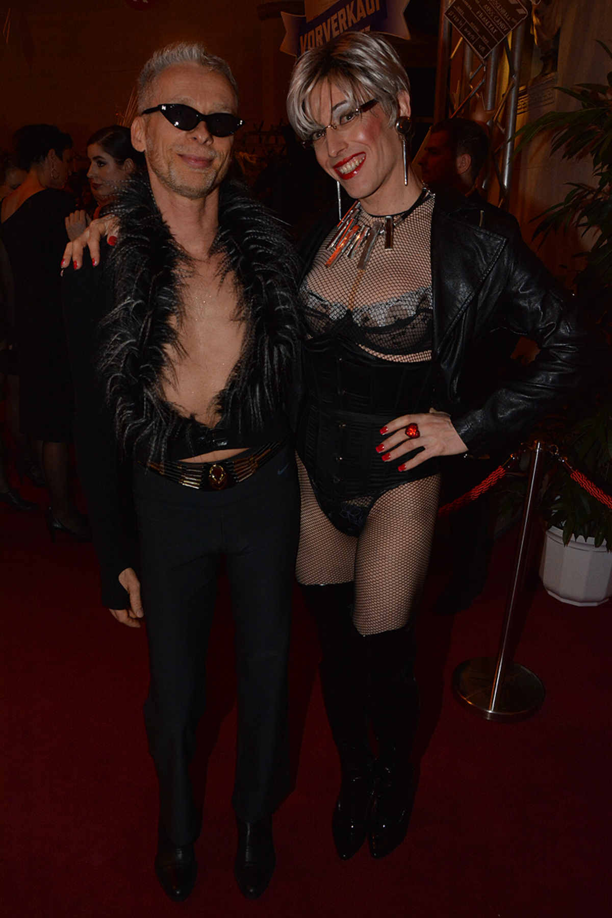 ... meistens war viel Unterwäsche im Spiel. Die strenge Sittenwache über den Aufzug der Gäste bleibt der Staatsoper vorbehalten.