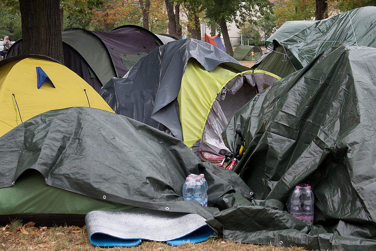 Man möge sich nicht täuschen lassen: Ein Rekord-Wochenende in Österreich brachte 20.000 Menschen ins Land, doch nur 100 stellten einen Asylantrag. Das mag für die Logistik des Landes gut sein und könnte auch die Kritiker der Hilfsbereitschaft beruhigen. Wer die Wahl hat, geht derzeit lieber nach Deutschland oder Schweden. Doch bis Ende August haben in Österreich heuer bereits 28.317 Menschen Asyl beantragt.   Auch darf man nicht jene 3800 Menschen vergessen, die in Traiskirchen ausharren, 150 davon immer noch ohne Dach über dem Kopf. 2500 Menschen harren immer noch in Zelten aus.   Im Bild: Zelte im Erstaufnahmezentrum Traiskirchen, fotografiert Mitte August.