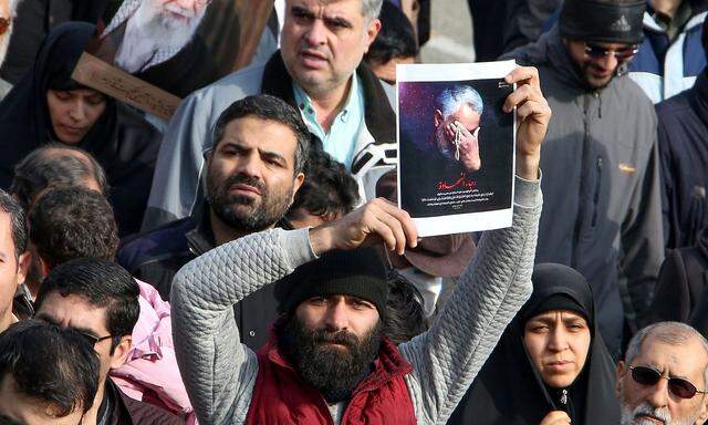 Ein Demonstrant hält in Teheran ein Bild des getöteten Generals Soleimani in die Höhe.