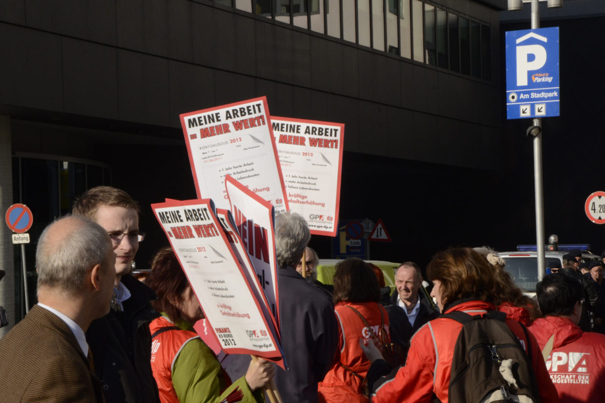 Die Gewerkschaft GPA djp hat am 5. März österreichweit mit Protestmärschen und Kundgebungen auf die bislang ergebnislos verlaufenen Kollektivvertragsverhandlungen aufmerksam gemacht. Bis zu 3000 Bankmitarbeiter versammelten sich allein in Wien.Von Peter Huber