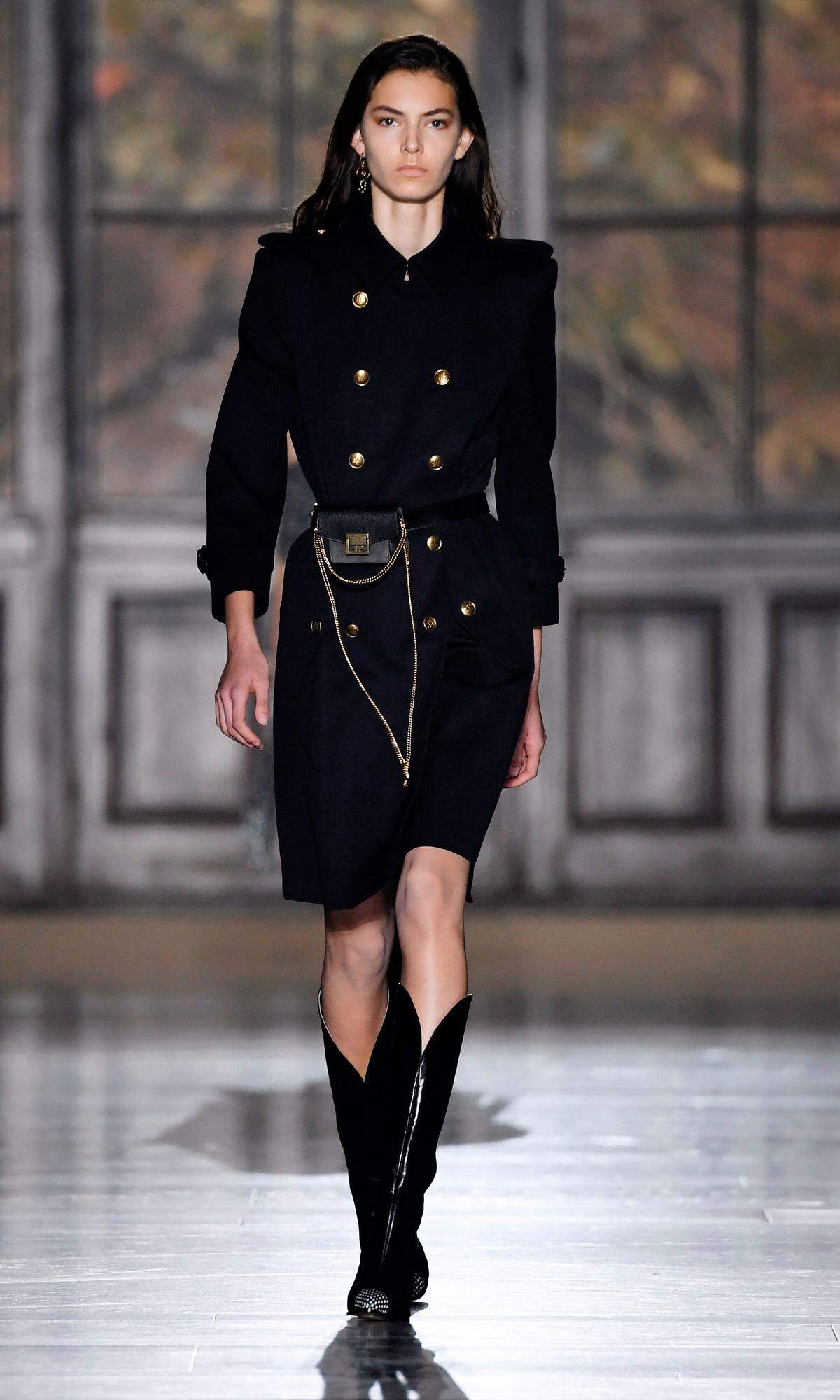 Ton in Ton mag man es Givenchy. Designerin Clare Waight Keller kombiniert das Accessoires über einen doppelreihigen Mantel mit Schulterklappen, dazu Boots und der Uniformlook ist komplett.