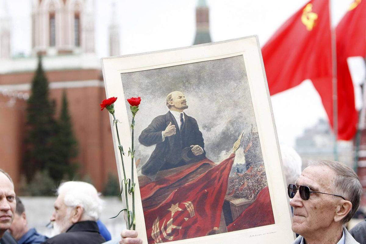 In den vergangenen Jahren haben sich in Russland die Forderungen gehäuft, Lenin zu beerdigen. Vor allem die Kommunisten, die ihn als Nationalhelden verehren, wehren sich aber dagegen. Zumindest vorerst bleibt Lenins aufgebahrter Körper Magnet für Touristen und Symbol für den Zerfall des Kommunismus.