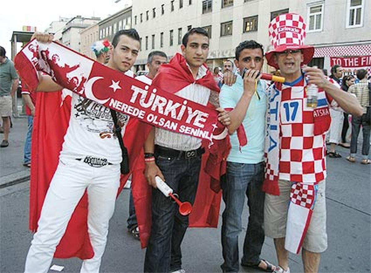 Verbrüderung zwischen türkischen und kroatischen Fans gibt es jetzt noch vor dem Match.