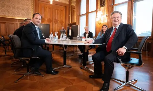 Bürgermeister Michael Ludwig sondierte am Freitag mit der ÖVP, mit dabei war auch Bezirksvorsteher Daniel Resch (l.). Davor wurde mit den Grünen sondiert.     