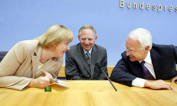 Angela Merkel, Wolfgang Schäuble und Edmund Stoiber anno 2002. Merkel war damals CDU-Chefin,  Stoiber Unions-Kanzlerkandidat, Schäuble in dessen Wahlkampfteam.  