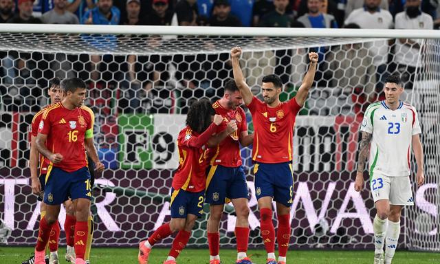 Spanien jubelt im Traditionsduell gegen Italien.