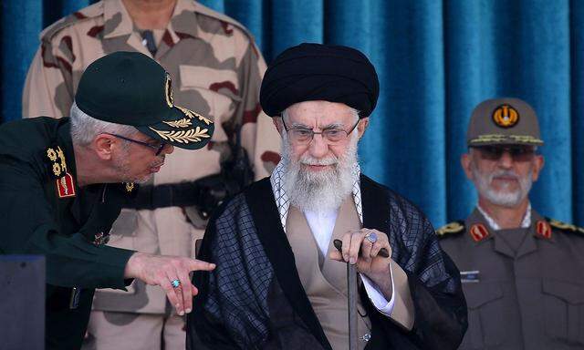 Ein vom Büro des Obersten Führers des Iran, Ayatollah Ali Khamenei, am 3. Oktober 2022 veröffentlichtes Bild zeigt ihn bei einer gemeinsamen Abschlussfeier für Kadetten der Militärakademien in der Hauptstadt Teheran. 