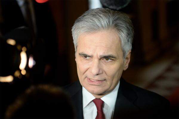 Und ein wenig das Gesicht verloren hat Werner Faymann dann schon. Jahrelang, auch in Wahlkämpfen, und noch vor kurzem in einem Interview-Reigen, hatte er für Vermögenssteuern getrommelt. Aus dem Prestigeprojekt wurde nun nichts.