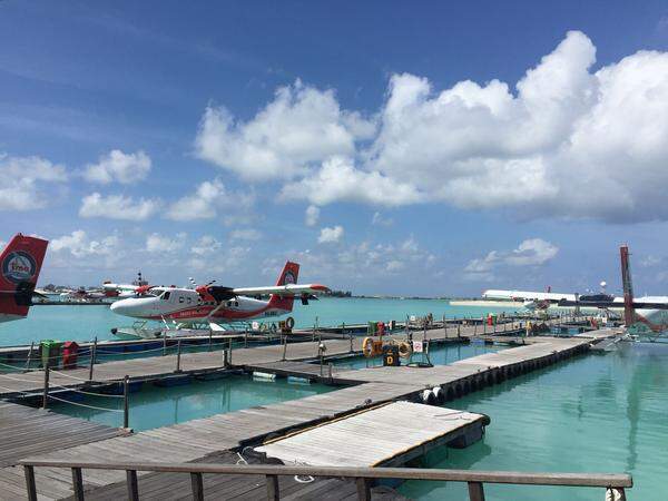 Der Transfer von Malé, der Hauptstadt des Inselstaates Malediven, dauert mit dem Wasserflugzeug eine halbe Stunde. Die vielen Inseln der Malediven aus der Luft zu betrachten, ist für viele Reisende bereits das erste Highlight.