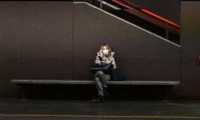 Eine Frau in einer Mailänder U-Bahnstation