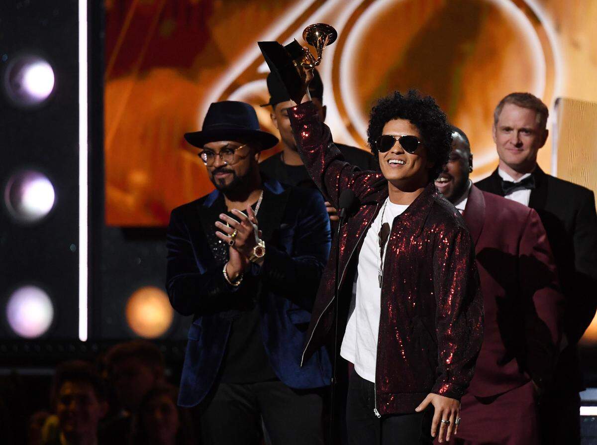 Der große Gewinner der diesjährigen Grammy-Verleihung war der R&amp;B-Sänger Bruno Mars. In die Tiefe ging sein Statement aber nicht: "Oh mein Gott. Vielen Dank, Leute, Wow". Er wolle vor allem Freude und Liebe bringen. Einige andere posierten intensiver, ob sie damit sich selbst in Szene setzen oder ein Zeichen setzen wollten, kann freilich nicht zweifelsfrei beurteilt werden.