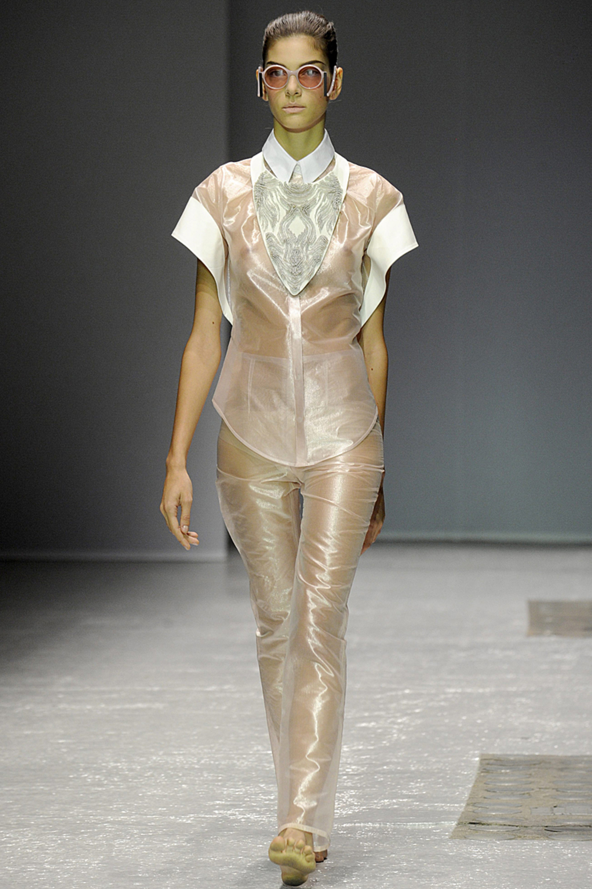 Die Niederländerin setzt auch auf einen hybriden Allover-Transparentlook.